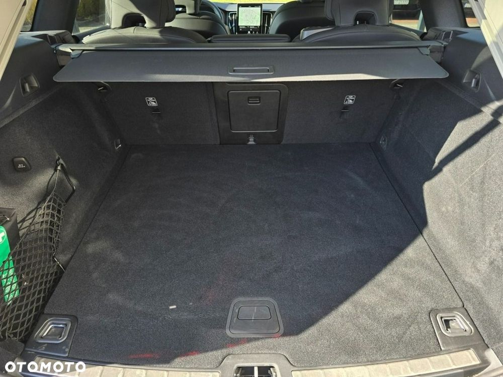 Volvo XC 60 B5 B AWD Plus Dark - 16