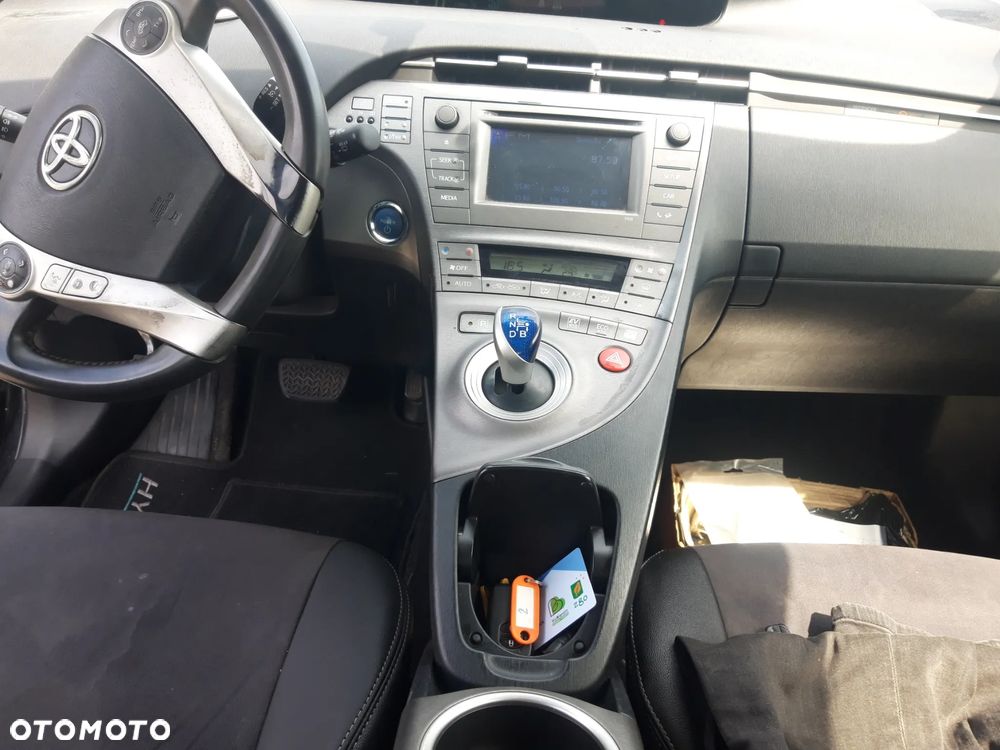 Toyota Prius (Hybrid) - 30
