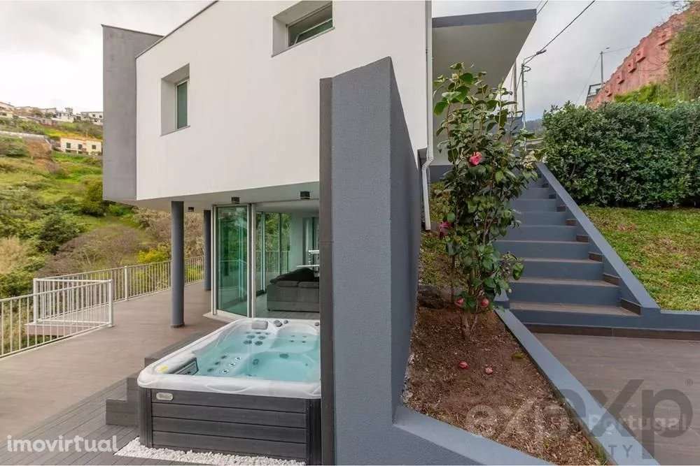 Moradia de Luxo, T3 convertida em T2,  Mobilada, a 7 minutos do centro - Grande imagem: 4/49