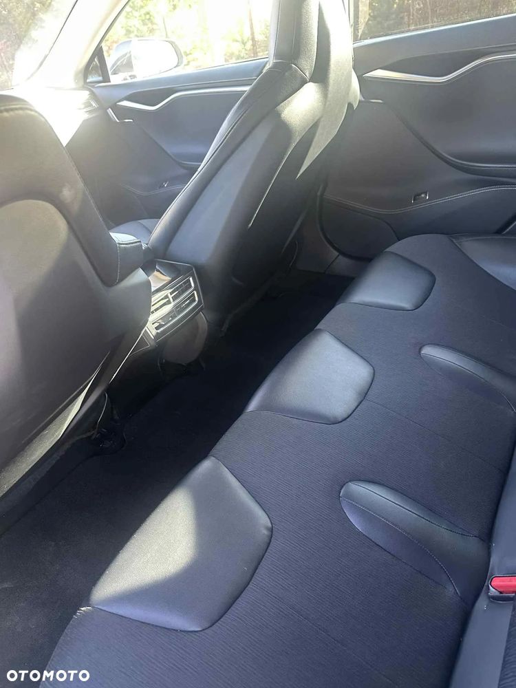 Tesla Model S 85 D - 11