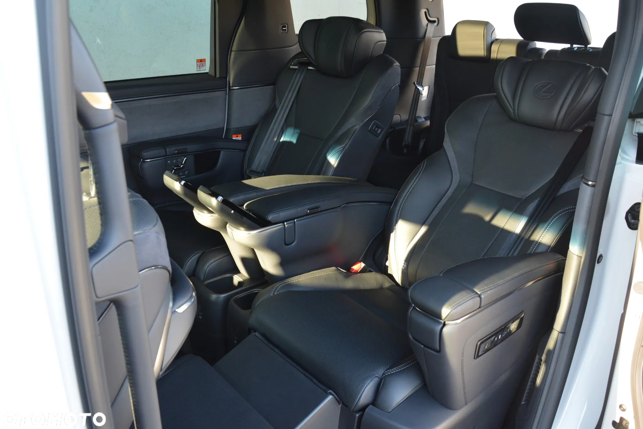 Lexus LM 350h Prestige - 11