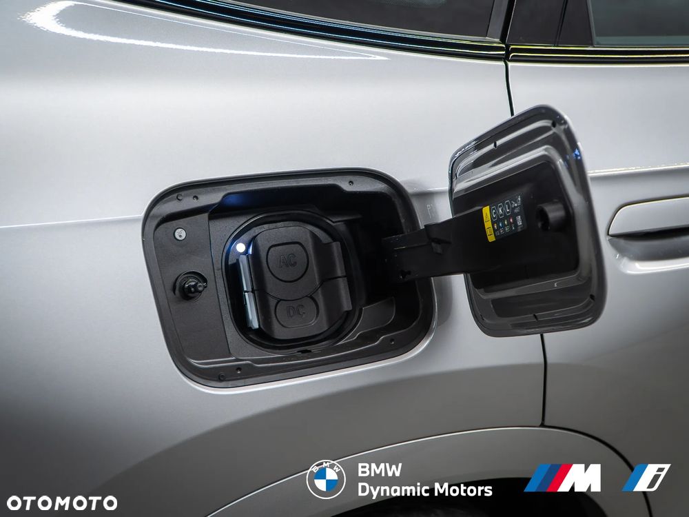 BMW iX1 eDrive20 M Sportpaket - 11