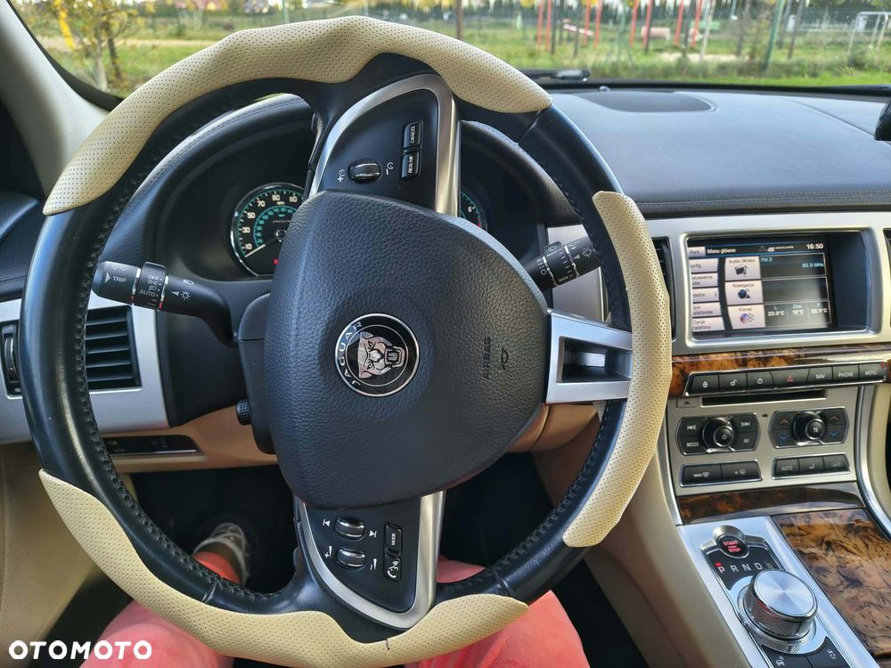 Jaguar XF 2.0 T Luxury - 32