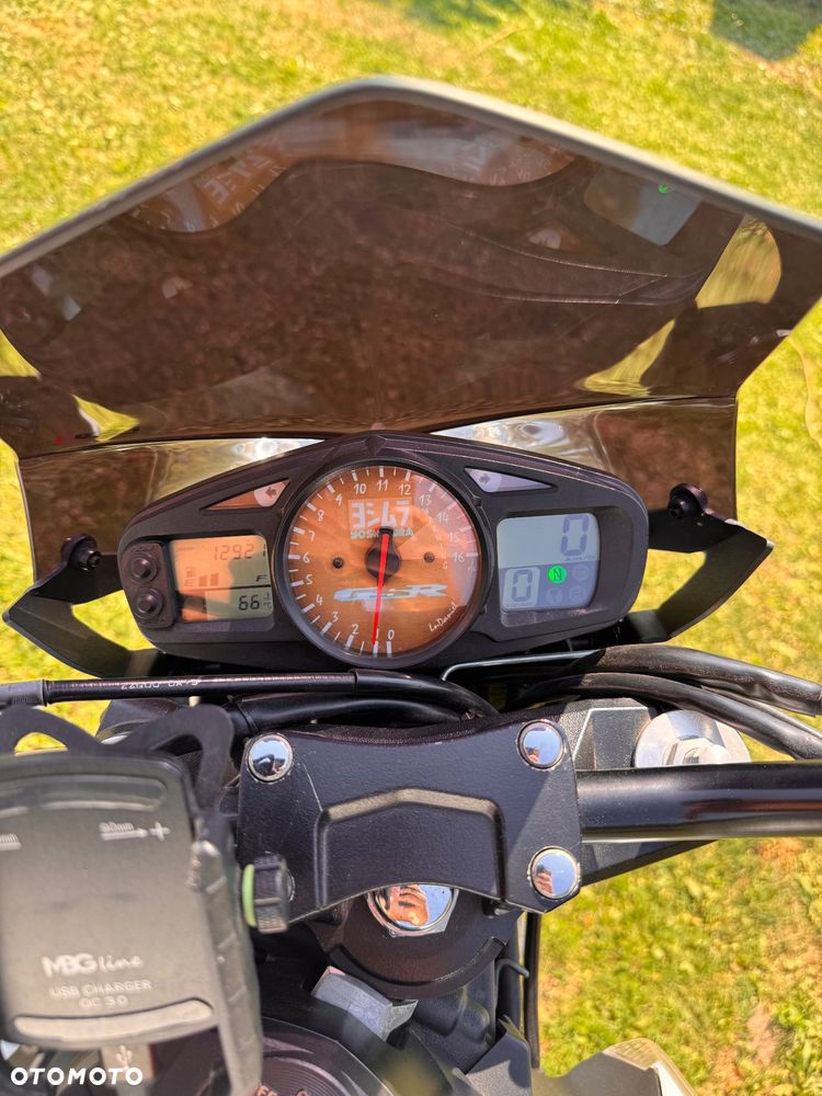 Suzuki GSR - 8