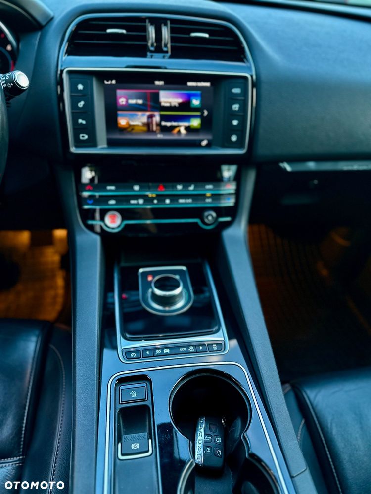 Jaguar F-Pace 20d AWD Prestige - 17