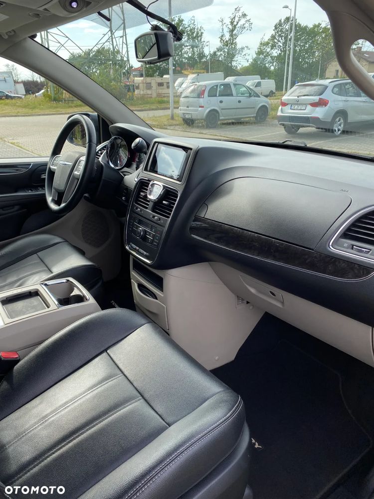 Chrysler Town & Country 3.6 Limited - 10