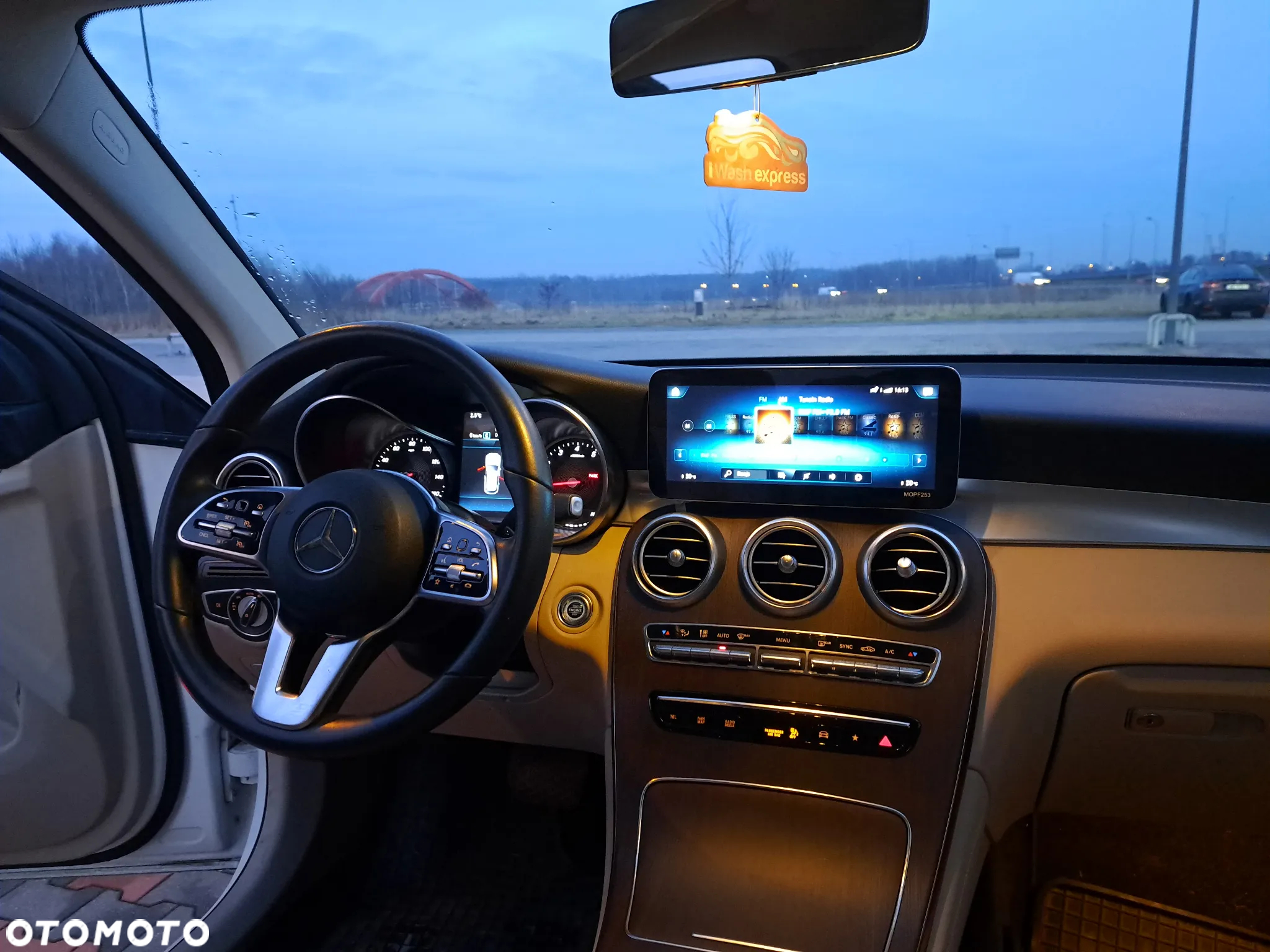 Mercedes-Benz GLC 300 4Matic 9G-TRONIC Exclusive - 9