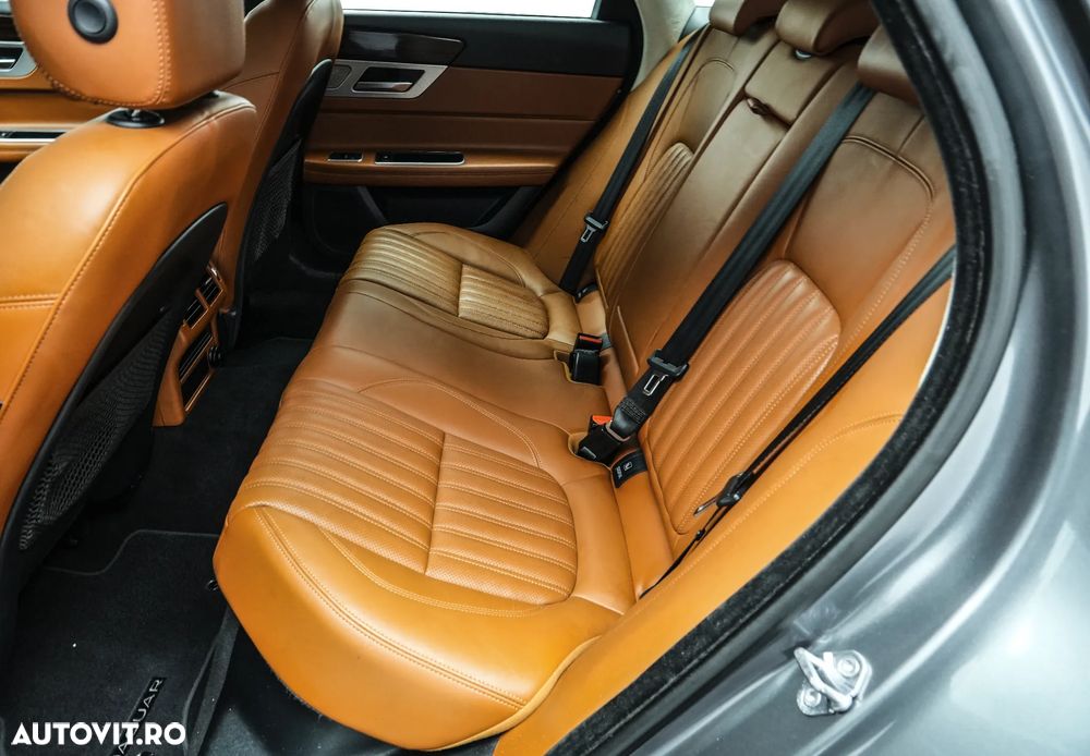 Jaguar XF 20d RWD Portfolio - 15