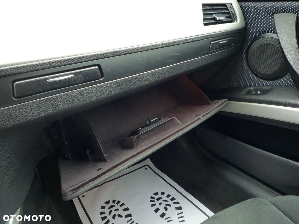 BMW Seria 3 325i xDrive - 29