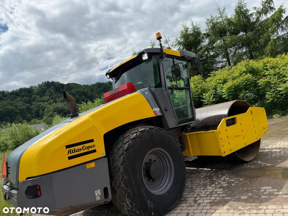 Atlas Copco DYNAPAC CA3500D Walec Drogowy Terenowy Guma-Stal. 12 ton. Import Norwegia 2015rok. Maszyna w pięknym stanie! Wentylacja Klima. Serwisy w Dekra AKTUALNE. Zero zniszczeń IGŁA Po serwisach eksploatacyjnych w Norwegii. Walec z Upadłości od pierwszego właściciela. Posiada system przeciwpożarowy! Obrotowy fotel wraz ze sterowaniem. Gniazdo 230volt. Dokumenty Dekra! Silnik Cummins 140Km. Nagłośnienie radio na pilot! Usb. Zero luzów i wycieków! - 35