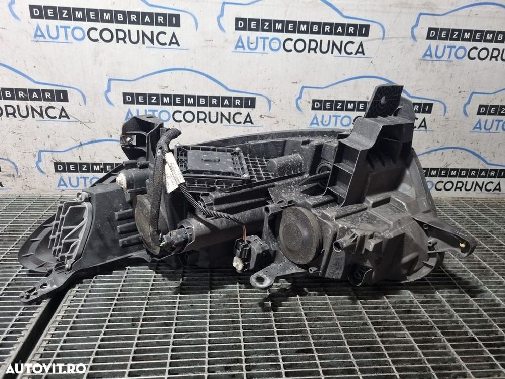 Far Dreapta Renault Kadjar 2015 - 2018 SUV 4 Usi (1310) Cu lupă - 2