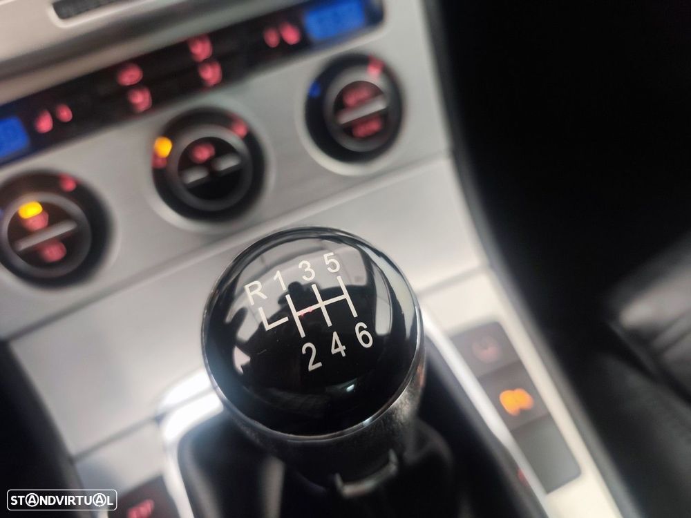 VW Passat Variant 2.0 TDI Highline - 23