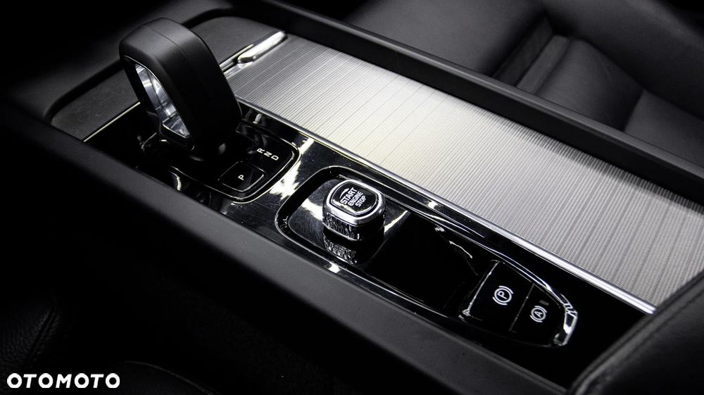 Volvo XC 60 B4 D AWD Plus Dark - 23