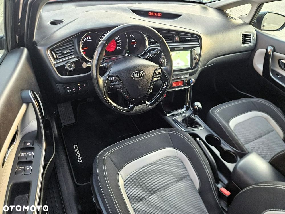Kia Ceed 1.6 GDI ISG Dream-Team Edition - 18