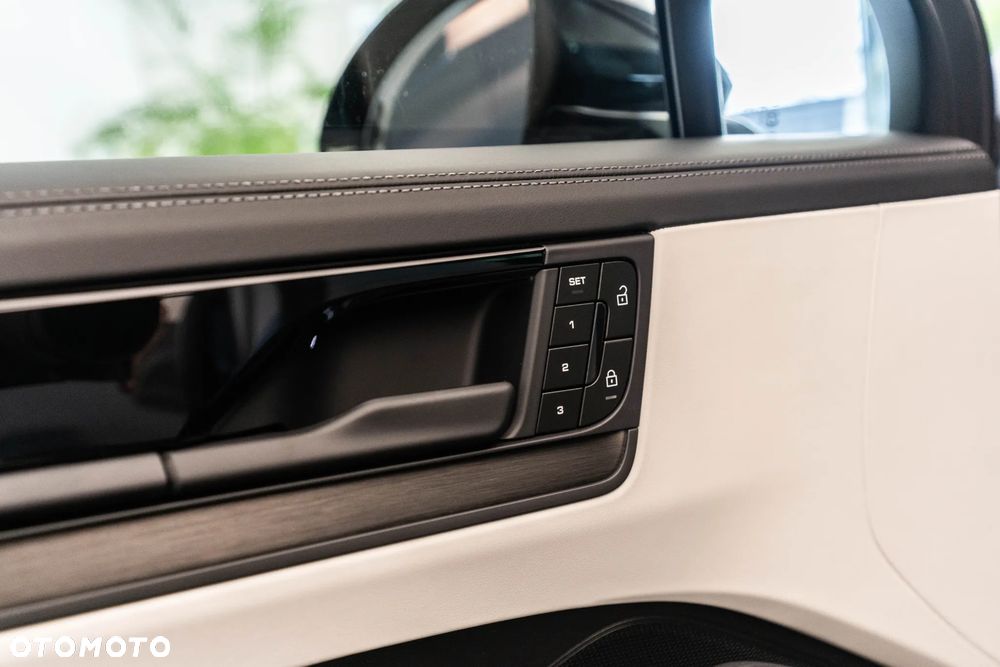 Porsche Cayenne E-Hybrid PHEV Black Edition - 29