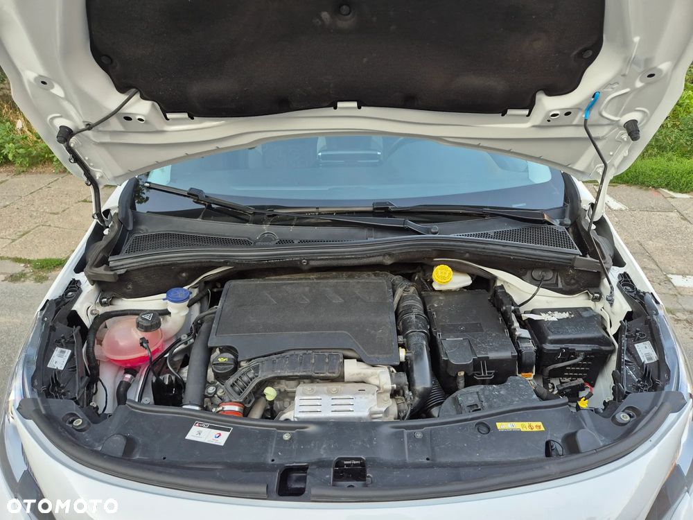 Peugeot 2008 1.2 Pure Tech GPF Allure S&S EAT6 - 15