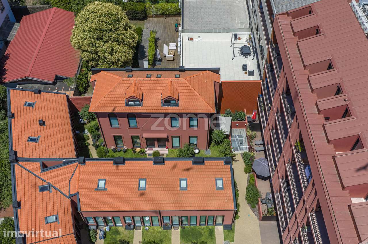 T3 triplex semi-novo com garagem e arrumos - Cond. Terracotta, Porto