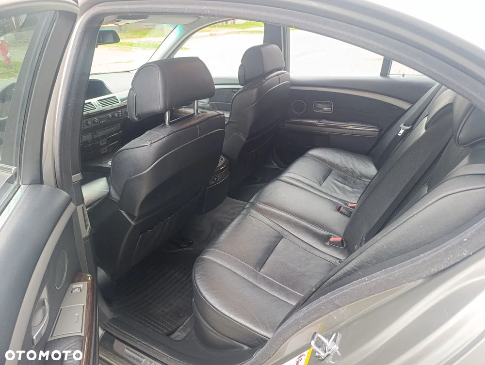 BMW Seria 7 735i - 8