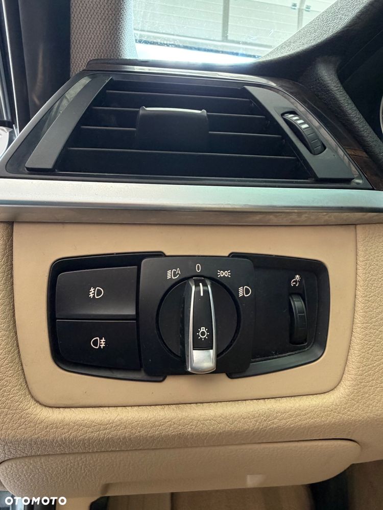 BMW Seria 3 328i xDrive Luxury Line - 38