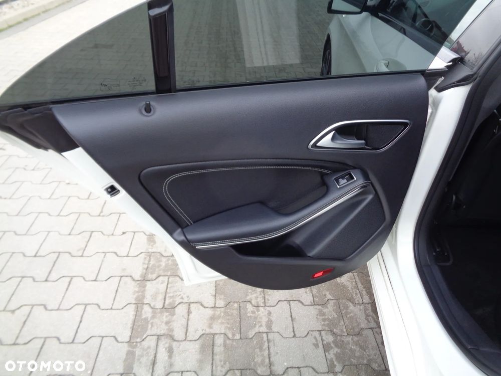Mercedes-Benz CLA 180 Urban - 14
