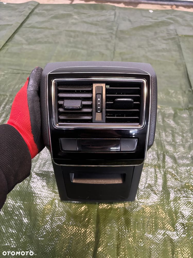 Skoda Superb III kratka nawiewu ramka tunelu tył obudowa schowek 3V0857961 - 2