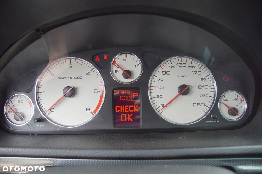 Auto na części - Peugeot 407 SW 2.0 HDI 136 KM RHR 4HP20 EZW 2005R Silnik Skrzynia Drzwi Maska Błotnik Klapa Zderzak Lampa Lusterko Klamka Szyba Panorama Deska Kokpit Sterownik Moduł Czujnik Licznik Wyświetlacz Panel Kierownica - 11