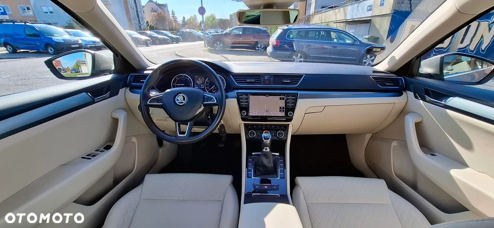 Skoda Superb 2.0 TDI Premium Edition - 11