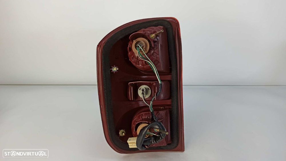 FAROLIM TRASEIRO DIREITO TOYOTA RAV 4 (A2) 2.0 D4-D LUNA 4X4 (2003->) - 4