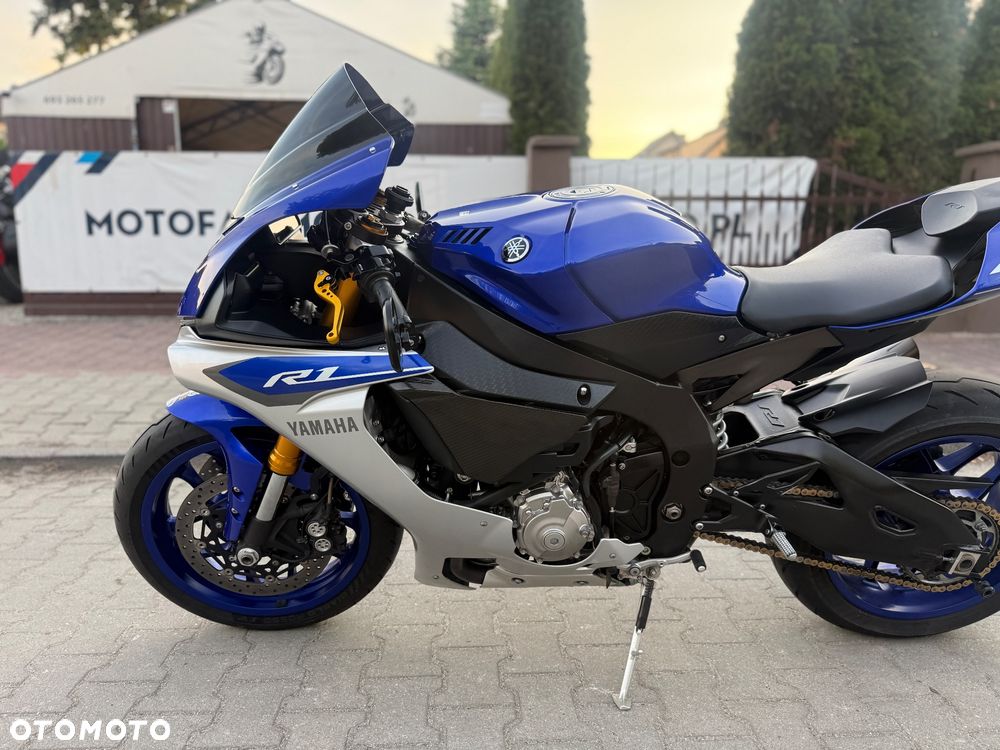 Yamaha R1 - 22