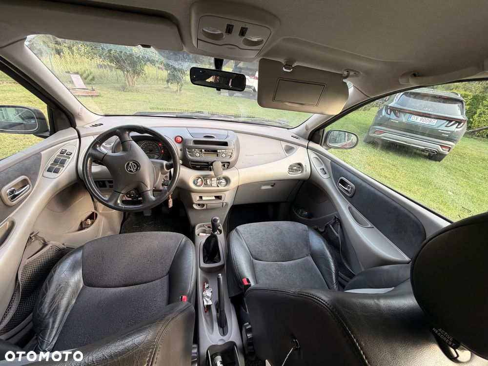 Nissan Almera Tino 1.8 - 12