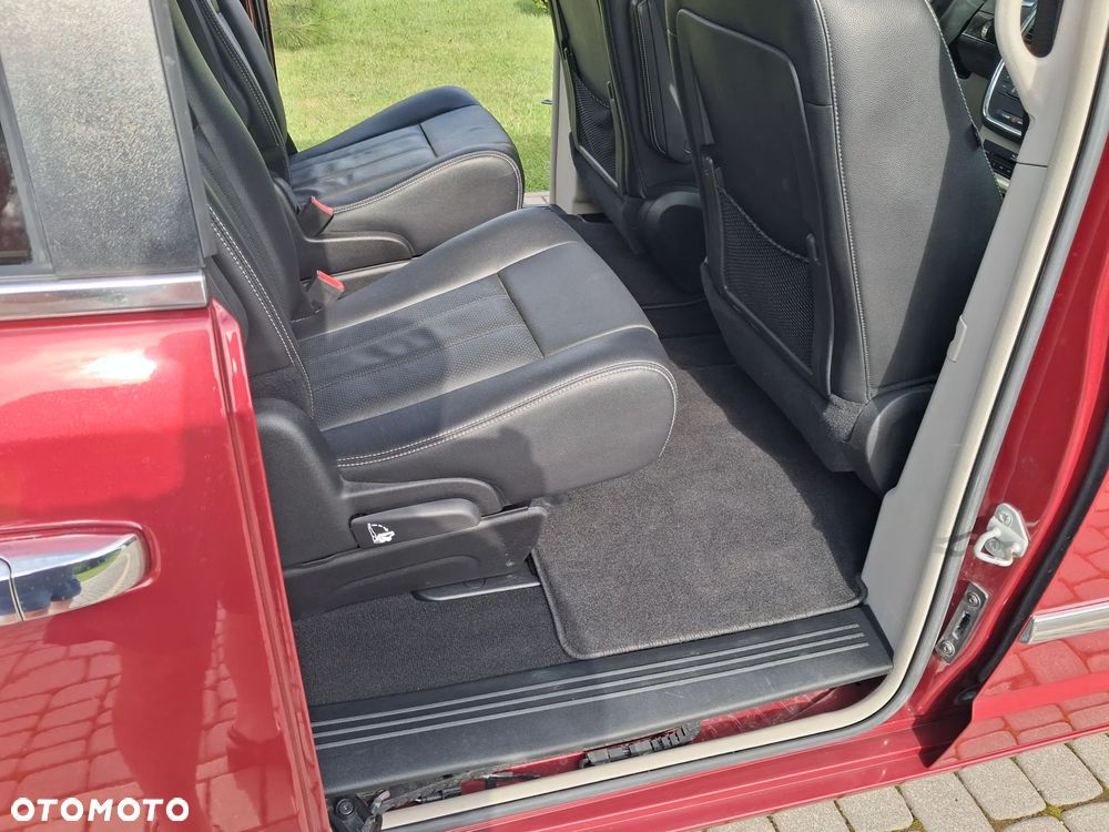 Chrysler Town & Country 3.6 Limited - 11