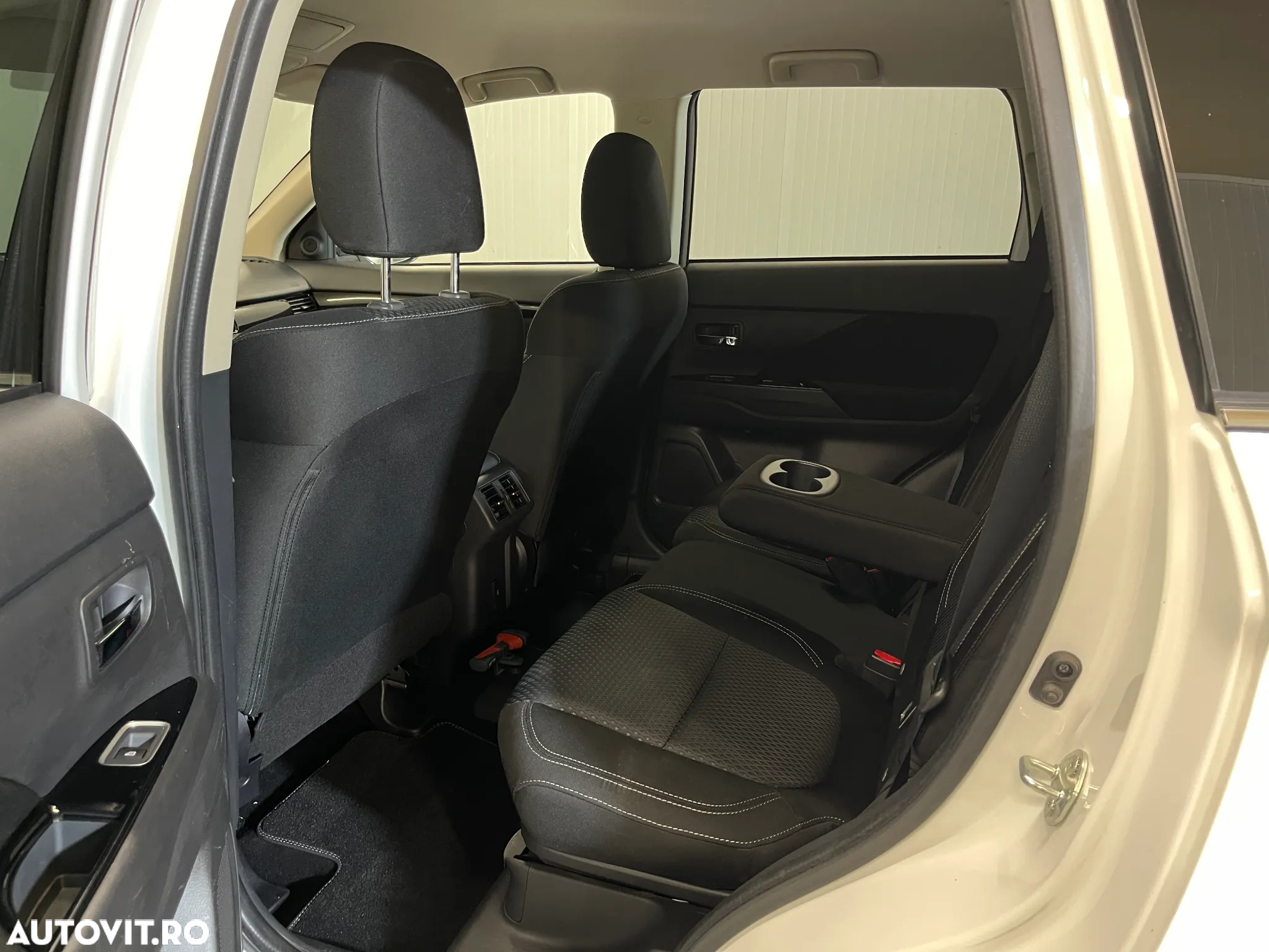 Mitsubishi Outlander 2.4 4WD Plug-In Hybrid - 10
