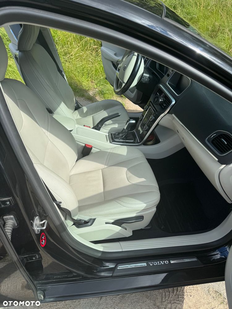 Volvo V40 D2 Drive-E R-Design Momentum - 23