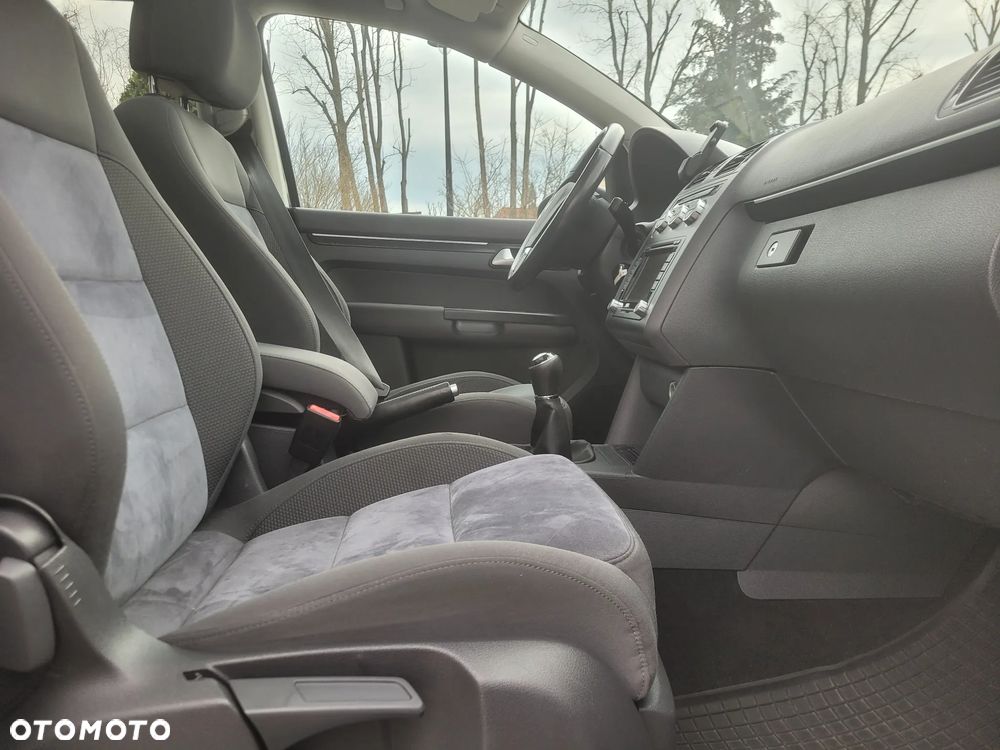Volkswagen Touran - 12