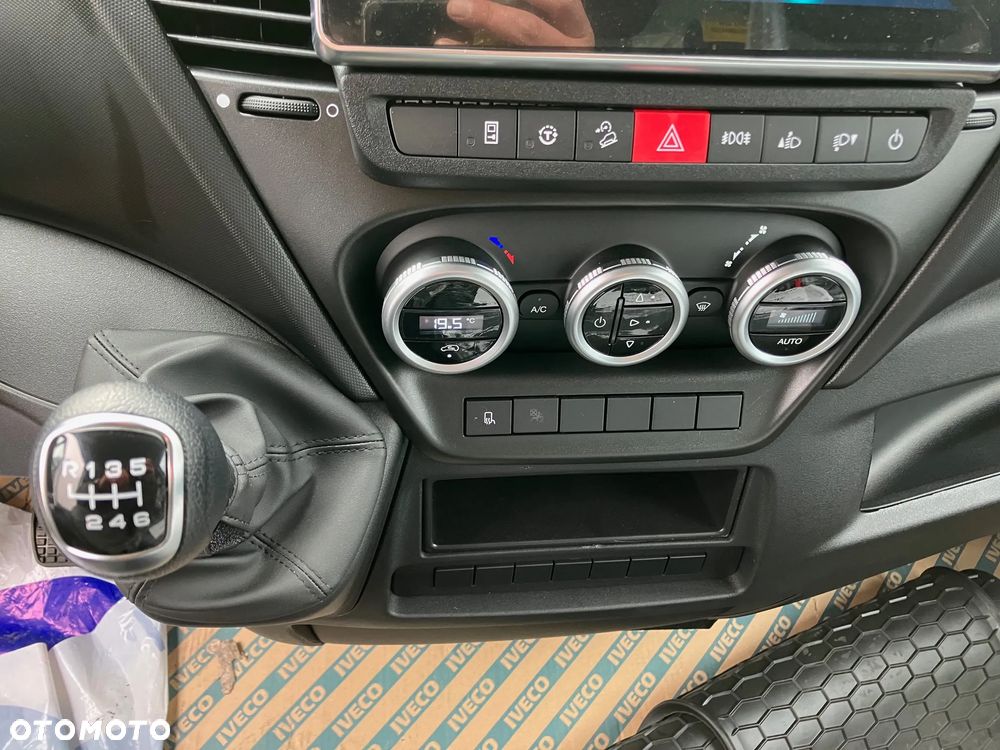 Iveco 3.0 Daily 35C18 kontener winda hak 25r Navi - 17