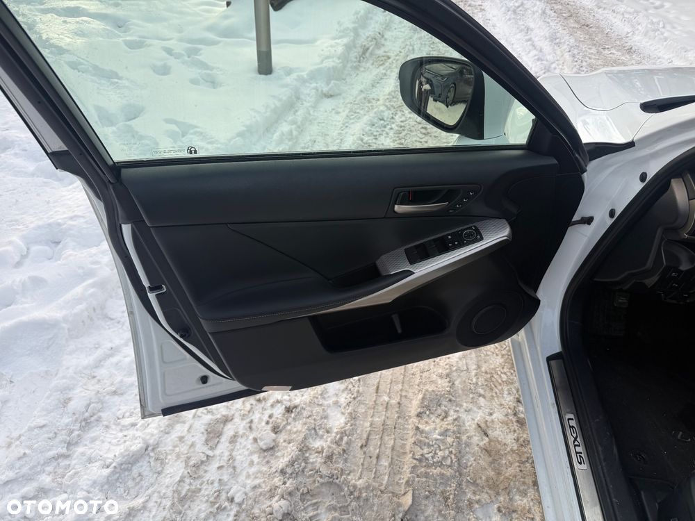 Lexus IS 300h F Sport Edition - 12