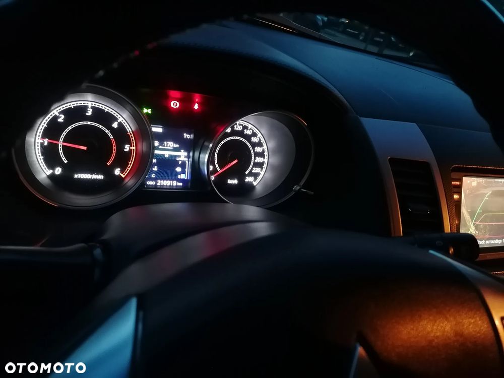 Mitsubishi Outlander - 3