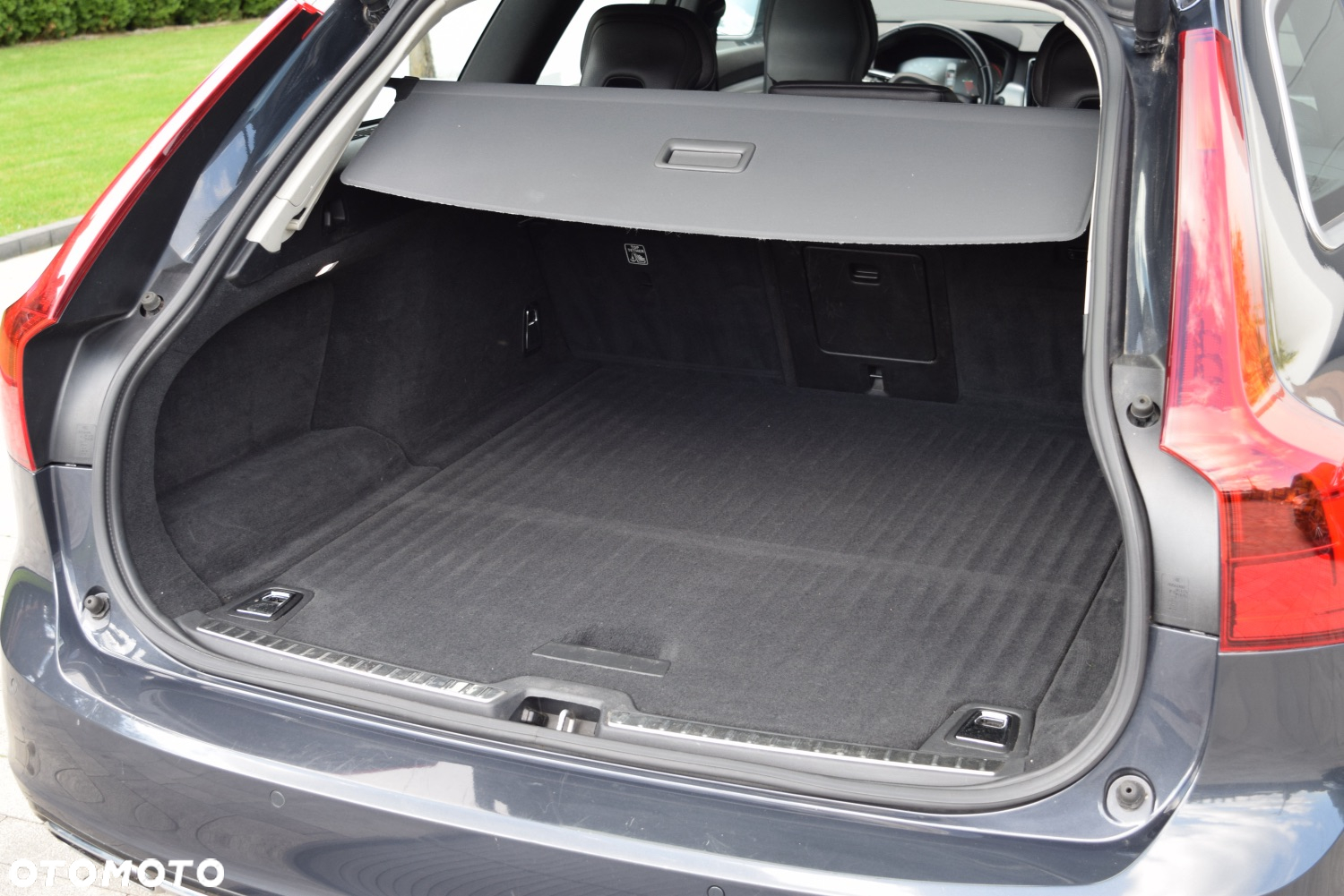 Volvo V90 T8 AWD Plug-In Hybrid Momentum Pro - 27