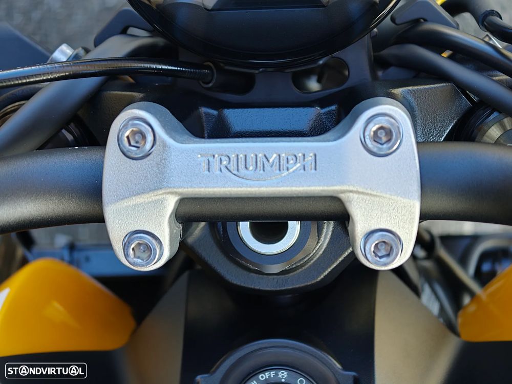 Triumph Trident 660 Cosmic Yellow - 26