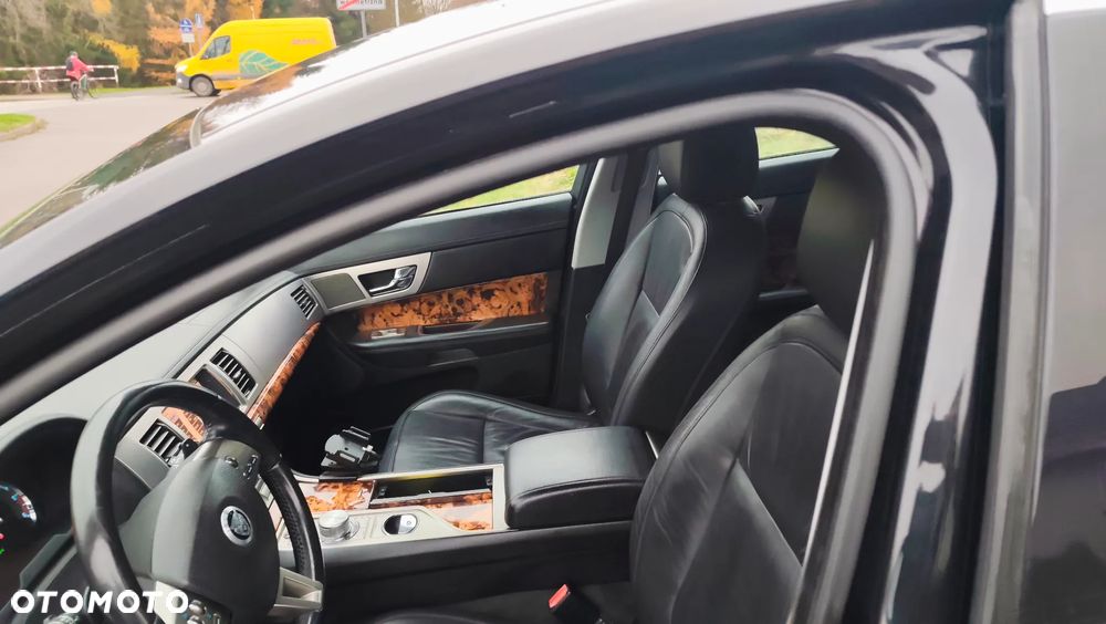 Jaguar XF 2.7 V6 Premium Luxury - 7