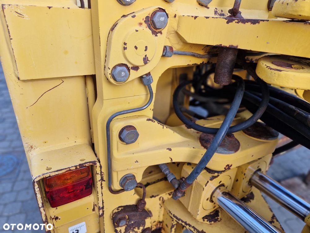 Komatsu WB 93R - 13