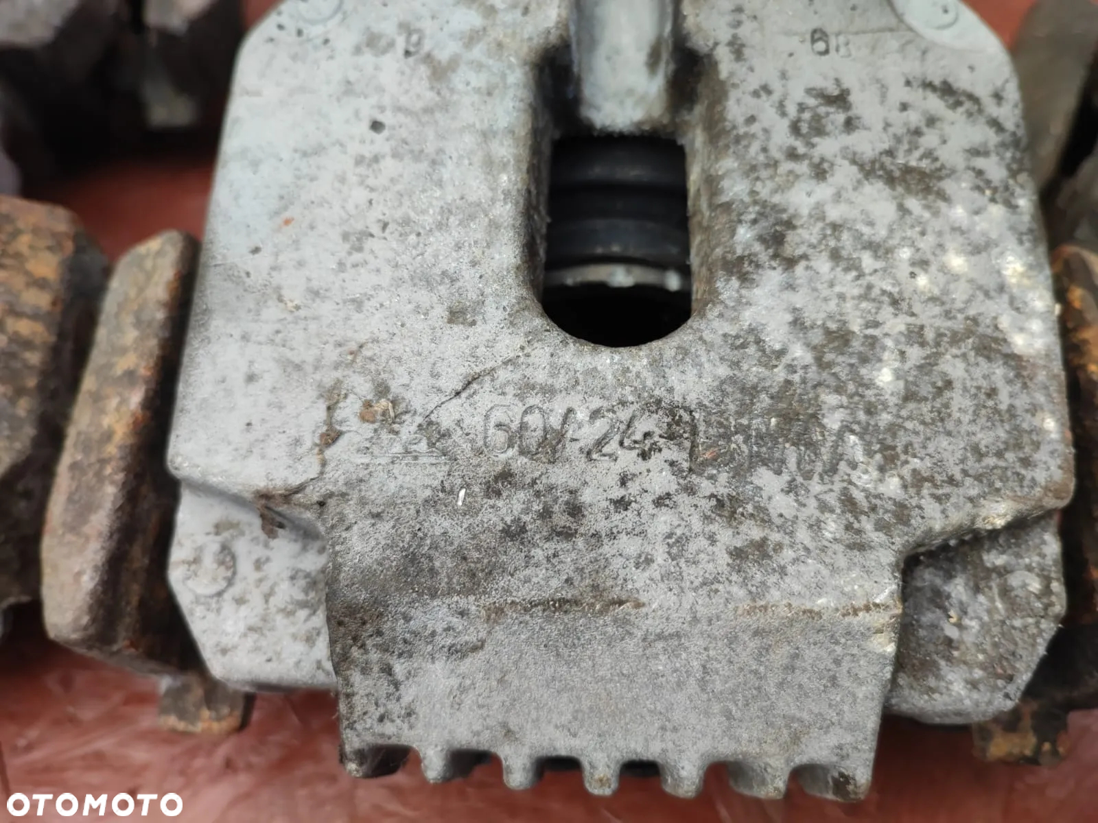 BMW E60 / E60 LCI / E61 / E61 LCI / E63 / E63 LCI / E64 / E64 LCI / E65 / E66. ORYGINALNE ZACISKI HAMULCOWE + JARZMA DO SILNIKÓW GAMY M57D25 / M47D20 / M54B22 / M54B25 POD TARCZĘ HAMULCOWĄ PRZÓD 310MM / TYŁ 320MM. O NR: 6 753 659 / 6 753 660 / 6 765 909 / 6 765 910 OEM. SPRAWNE W 100%. - 9