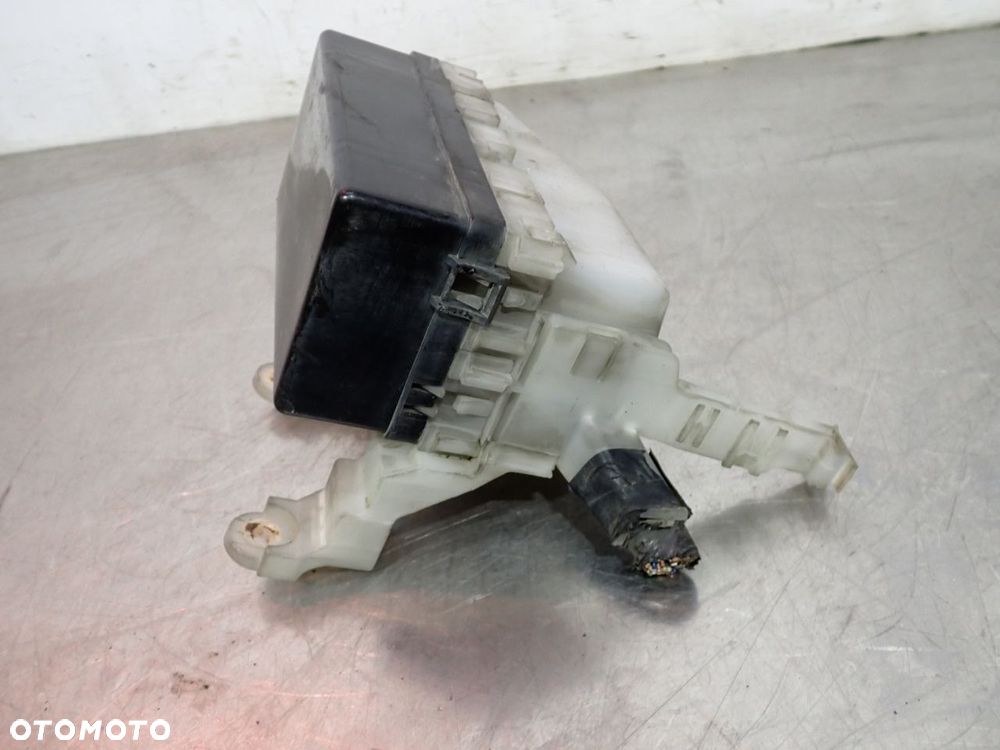 SKRZYNKA PRZEKAŹNIKÓW NISSAN X-TRAIL I - 4