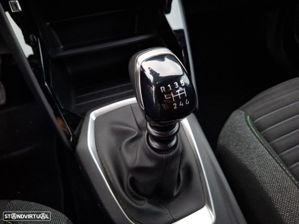 Peugeot 2008 1.2 PureTech Active — fotografia 17