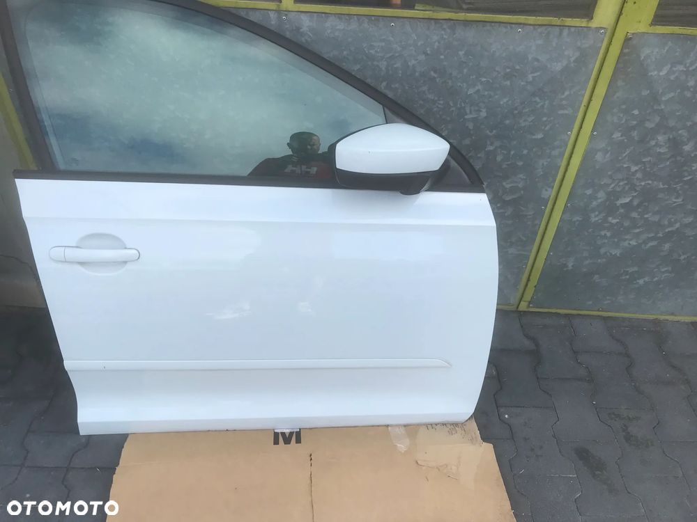 Skoda Rapid 12- Drzwi Prawy Przód LF9E Idealne