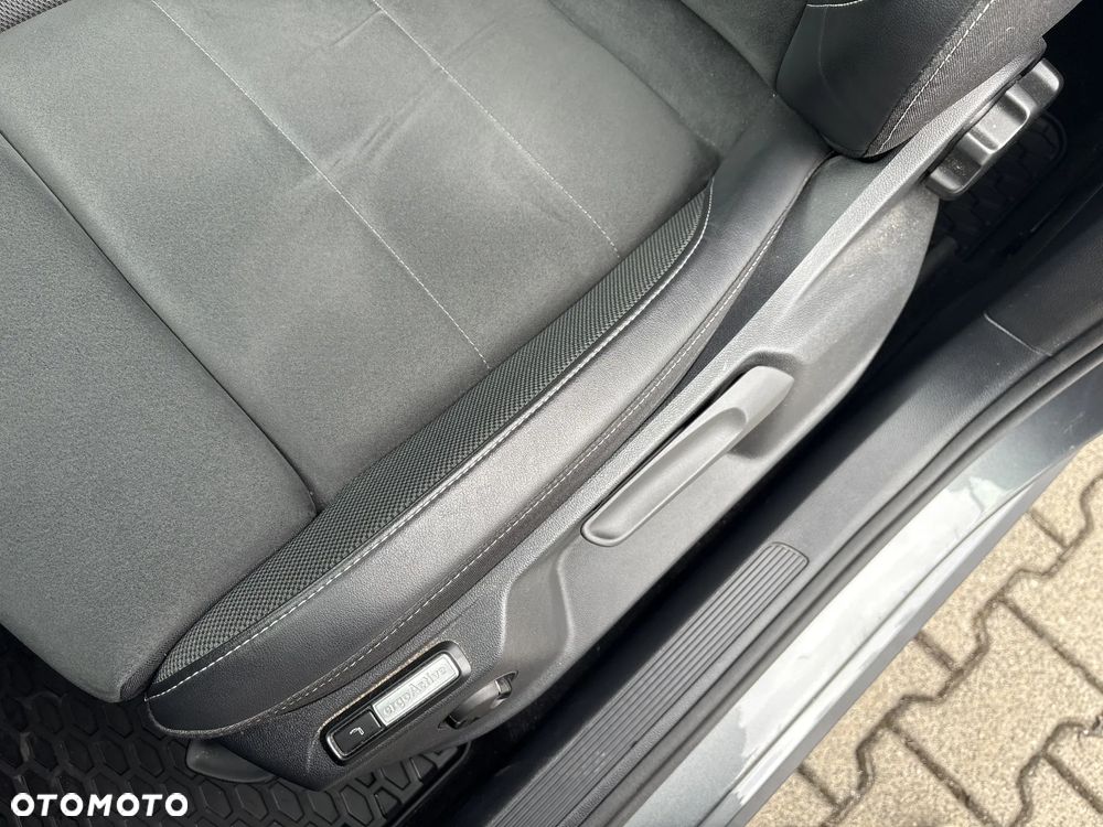 Volkswagen T-Roc - 13