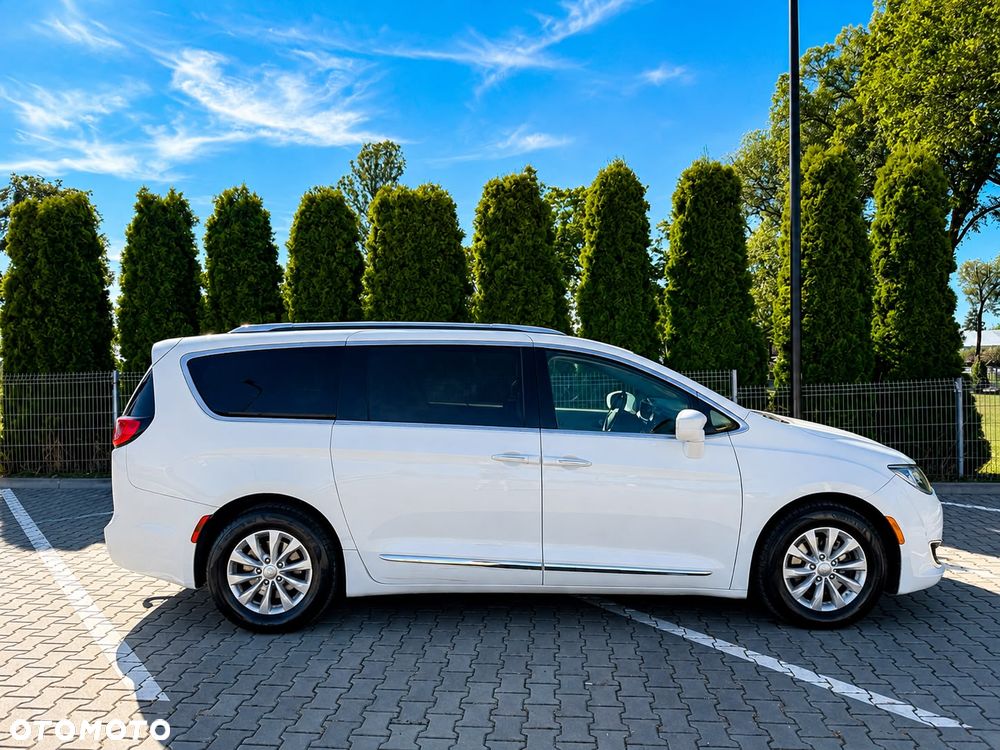 Chrysler Pacifica - 4