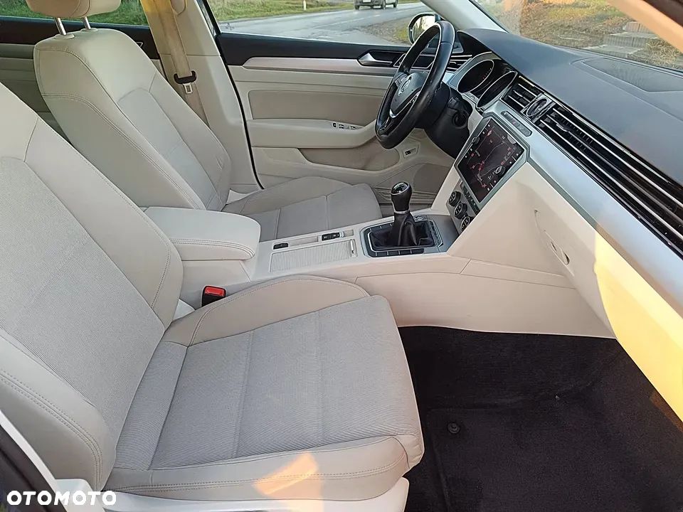 Volkswagen Passat - 25