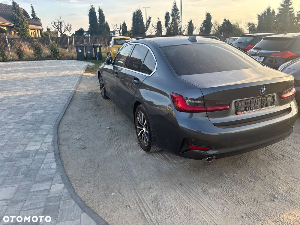BMW Seria 3 318d mHEV - 10