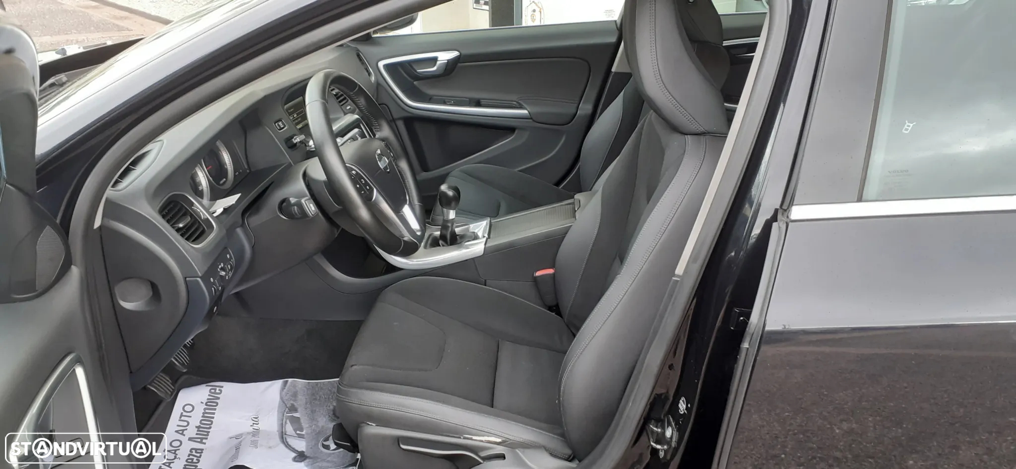 Volvo V60 2.0 D3 Momentum - 4